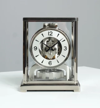 Silberne Atmos Uhr