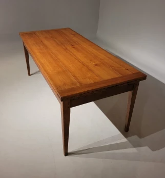 Antiker Wirtshaustisch