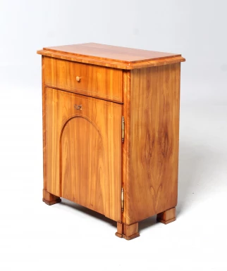 Piccola credenza antica