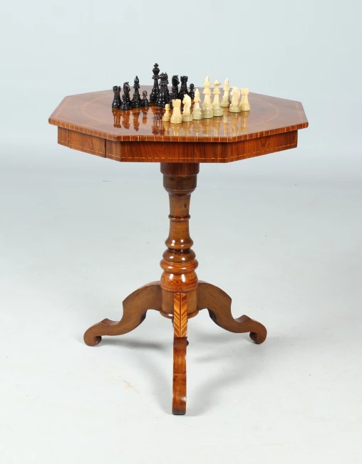 Table d'échecs antique avec marqueterie, Italie vers 1880, table de jeu - Italie
Noyer et autres.
deuxième moitié du 19e s.