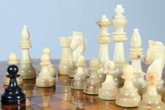 Antiquitäten Schachspiel