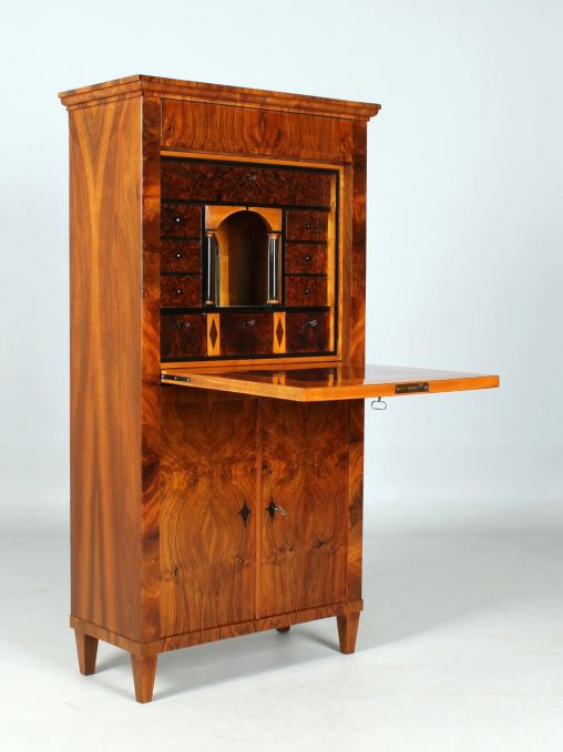 Très petit secrétaire Biedermeier avec compartiment secret, vers 1820 - Autriche
Noyer et autres.
Biedermeier vers 1820