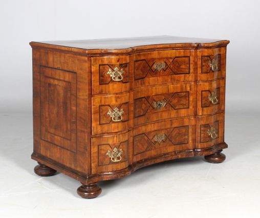 Antique chest of drawers with patina, walnut, mid 18th century. - Southern Germany
Walnut a.o.
Middle 18th century