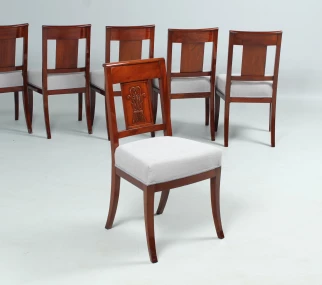 Sechs antike Stühle