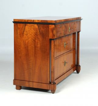 Walnut chest of drawers
