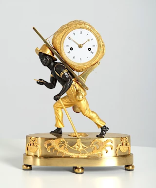 <p>Paris<br />
Bronze, émail<br />
Empire vers 1810</p>