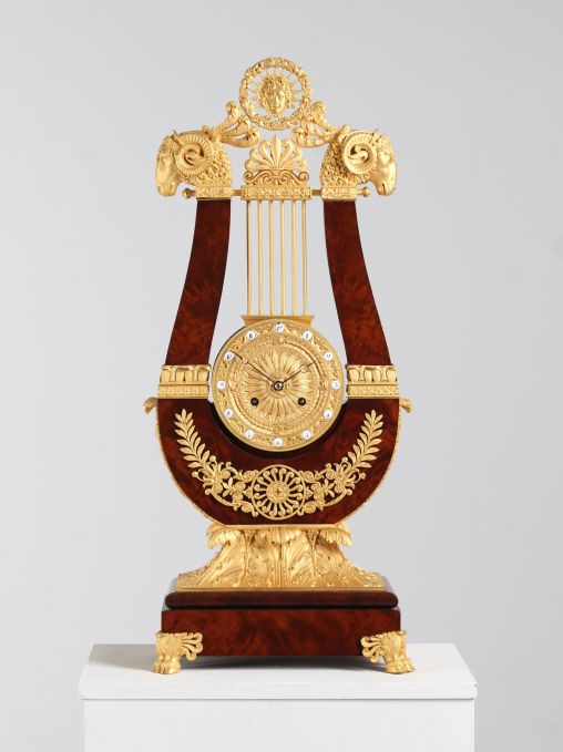 Antike Lyra Uhr, Pendule, Feuervergoldung, Paris um 1820 - Paris
Bronze, Mahagoni
um 1820