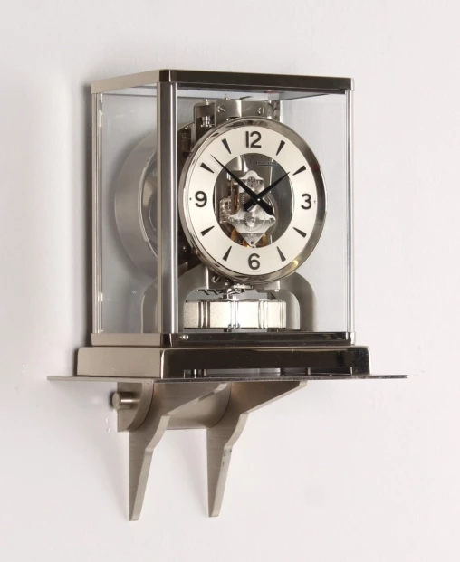 Jaeger LeCoultre, silberne Atmos Uhr mit Konsole, Nickel, Baujahr 1972 - Schweiz
Messing vernickelt
Baujahr 1972