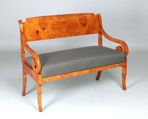 Antike Sitzbank, Biedermeier Sofa, Antiquitäten, 19. Jhdt., um 1840 - Baltikum / Russland
Maserholz
Biedermeier um 1835