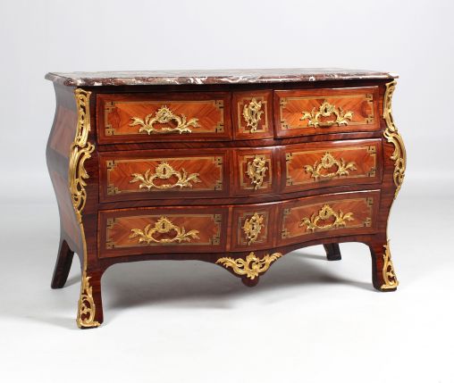 Commode ancienne, baroque, Louis XV, estampillée N.Petit, France, 1765 - France
Bois de rose
Louis XV vers 1765