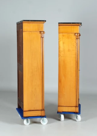 Paar antike Möbel