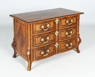 Regence chest of drawers