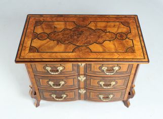 Baroque chest of drawers