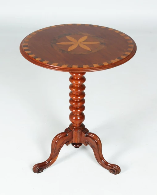 Tavolino antico, mogano con intarsi, Inghilterra, XIX secolo - Inghilterra
Mogano e altri
seconda metà del XIX secolo.