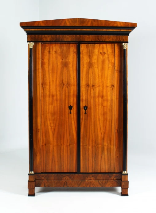 Antiker Biedermeier Schrank mit Säulen, Nussbaum, um 1820 - Süddeutschland
Nussbaum
Biedermeier um 1820