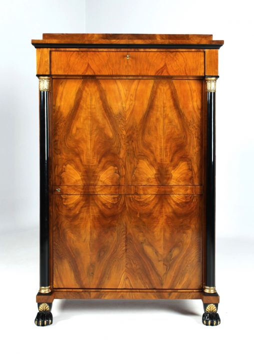 Petite armoire Biedermeier antique avec des colonnes, en noyer, vers 1820 - Sud-Ouest de lAllemagne
Noyer
Biedermeier vers 1820