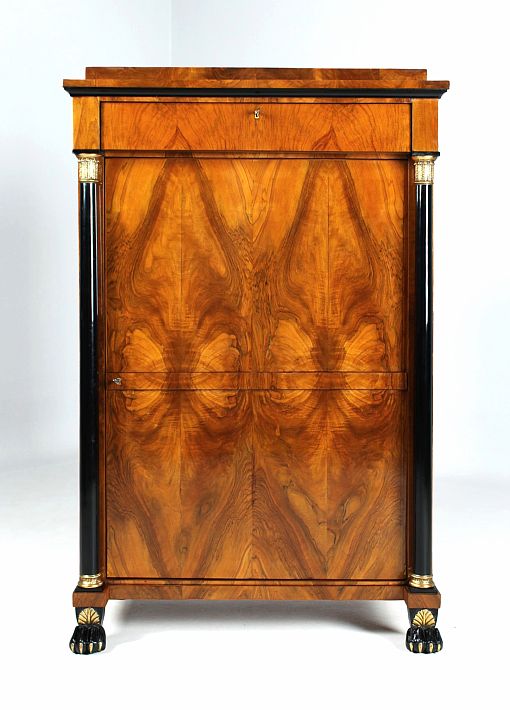 Small antique Biedermeier cabinet with columns, walnut, around 1820 - South-West Germany
Walnut
Biedermeier around 1820