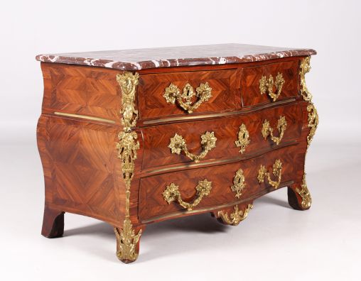 Ancienne commode Louis XV, ferrures dorées à chaud, France vers 1720 - France (Paris)
Bois de rose
Louis XV vers 1730