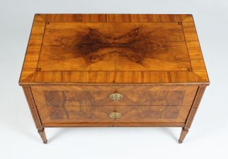 Antiques chest of drawers 1780