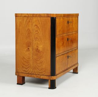 Antique chest of drawers