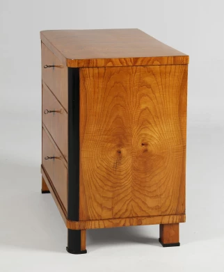 Antique chest of drawers