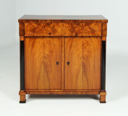 Petite commode antique Biedermeier, buffet, en noyer, vers 1825 - Sud de lAllemagne
Noyer
Biedermeier vers 1825