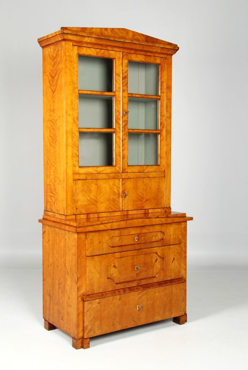 Commode antique avec vitrine, le bouleau, Biedermeier vers 1835 - Allemagne du Nord
Bouleau
Biedermeier vers 1835