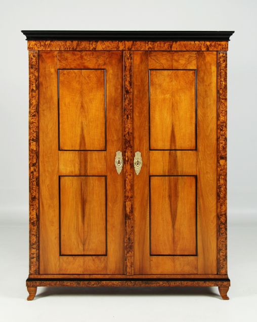 Armoire ancienne en noyer, sud de l'Allemagne, Biedermeier vers 1820 - Bavière
Noyer, veines dérable
Biedermeier vers 1820