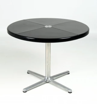 Castelli Piretti Tisch