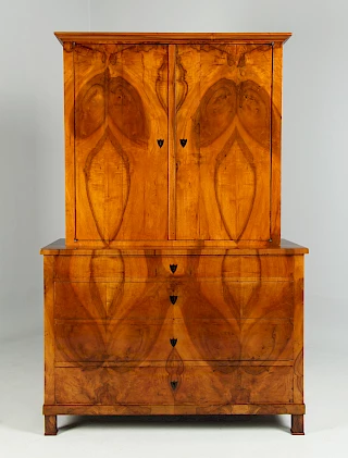 <p>Southern Germany<br />
Walnut, birch<br />
Biedermeier around 1830</p>