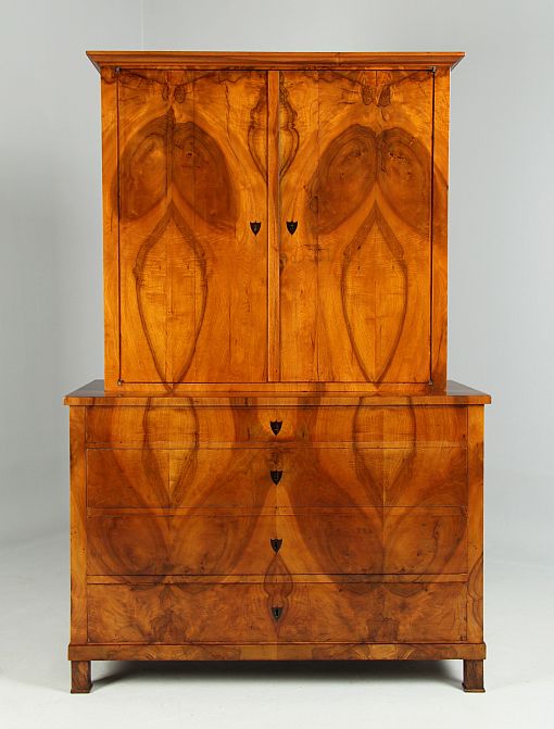 Commode antique avec le dessus, en noyer, Biedermeier vers 1830 - Sud de lAllemagne
Noyer, bouleau
Biedermeier vers 1830