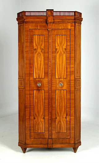 <p>Southern Germany<br />
Walnut, maple<br />
Classicism around 1790</p>