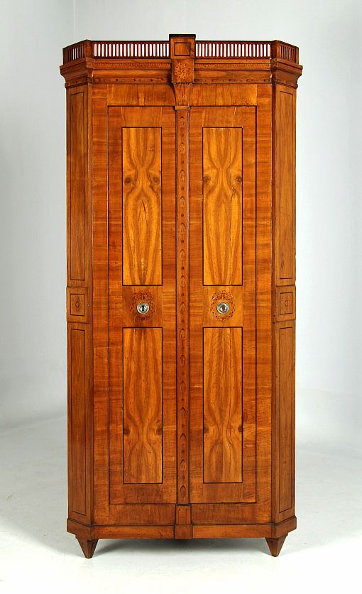 Armoire d'angle antique avec marqueterie, Louis XVI, le classicisme, vers 1790 - Sud de lAllemagne
Noyer, érable
Classicisme vers 1790
