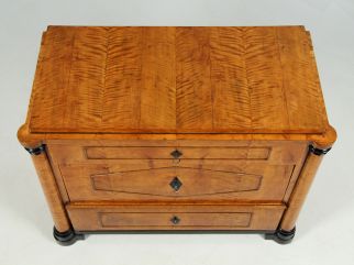 Biedermeier chest of drawers