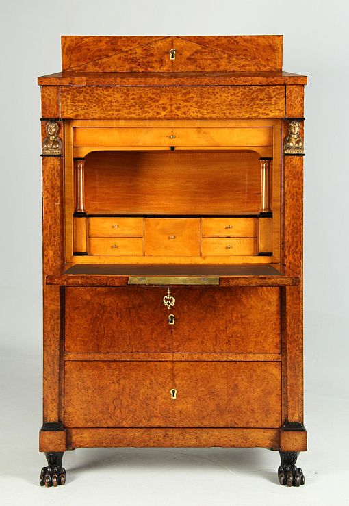 Antico segretario Biedermeier o Impero, legno di radica, 1820 ca. - Germania meridionale (Monaco)
Radica, acero
Biedermeier intorno al 1820