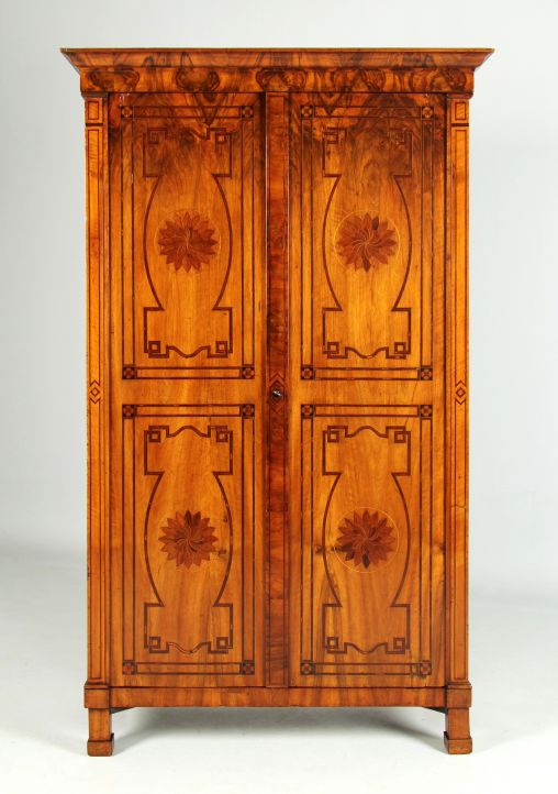 Kleiner antiker Schrank mit Intarsien, Louis XVI um 1800 - Italien
Nussbaum u.a.
frühes 19. Jahrhundert