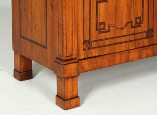 Wohnzimmer Schrank antik