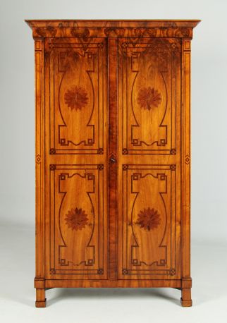 Kleiner Schrank Nussbaum