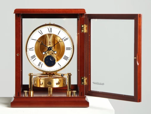 Pendule Atmos Fontainebleau avec phase de lune de Jaeger LeCoultre - Suisse
acajou, laiton, verre
Année de fabrication : 1993
