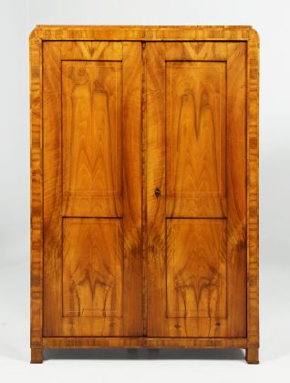Prague
Walnut
Biedermeier around 1830