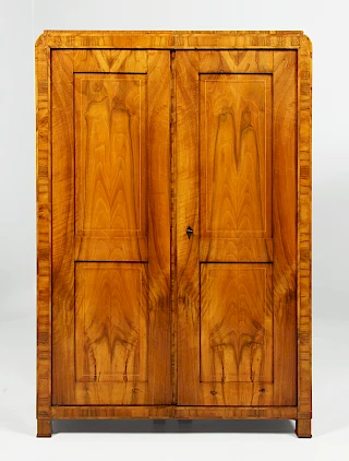 <p>Prague<br />
Walnut<br />
Biedermeier around 1830</p>