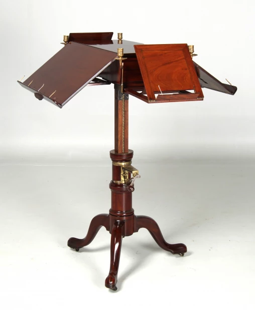 Quatuor à musique antique, acajou, France vers 1800 - France
Acajou
Fin du 18e siècle