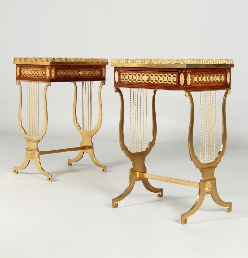 Coppia di antichi tavolini a lira, stile Luigi XVI - Francia
Mogano, bronzo
Stile Luigi XVI, XX secolo.