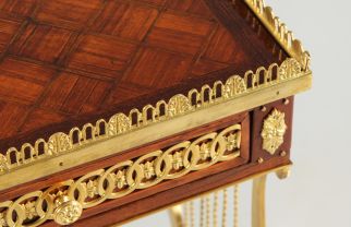 Tavolino in legno oro