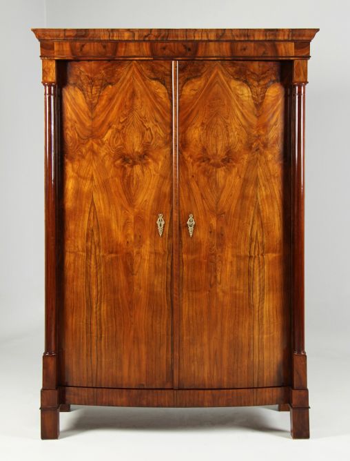 Antiker Biedermeier Kleiderschrank, Nussbaum, Österreich um 1830 - Österreich
Nussbaum
Biedermeier um 1830