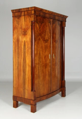 Antiker Kleiderschrank