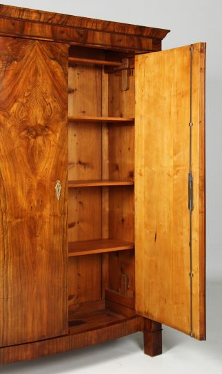 Dielenschrank Nussbaum