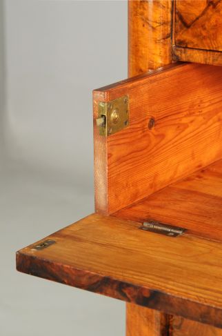 Antique chest of drawers