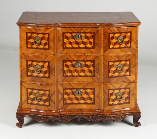 Antico cassettone con intarsio a cubetti, barocco 1750 ca - Mainfranken
Nussbaum e altri
Metà del XVIII secolo