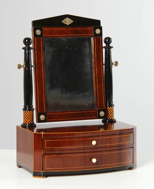 Specchio da trucco antico, Biedermeier Psyche, Amburgo, 1832 - Germania settentrionale (Amburgo)
Mogano, acero
Data: 1832